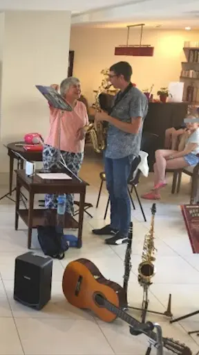 Jehan Marie-hélène, Prof de Clarinette, Saxo, Flûte, Piano, Guitare, Batterie, Musicothérapeute Clinicienne