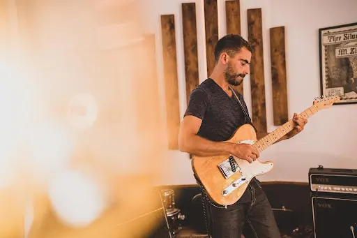 Anthony Russo - Russo Music School - Guitariste Professionnel - Professeur de Guitare