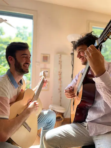 Louïes Fine - Cours de Piano, Guitare, Chant, Violon, Violoncelle , Basse et Batterie.
