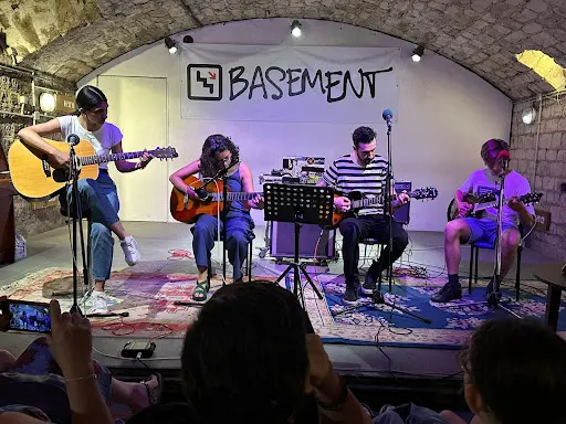 All Four Music School - Cours de Musique Anglais / Francais au Centre de Paris