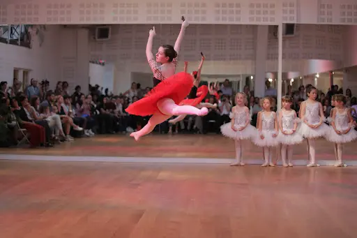 Au Salon de Danse - École Valérie Plazenet