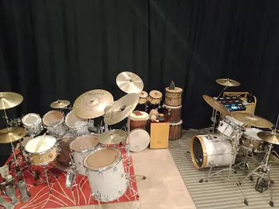 Arnaud Hely "batterie & Percussions (ré-) Créatives"