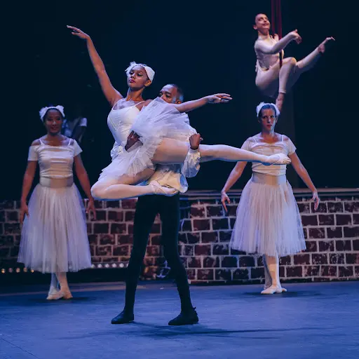 Konnection Studios - Bienêtre - Aérien - Pole - Danse - Acro