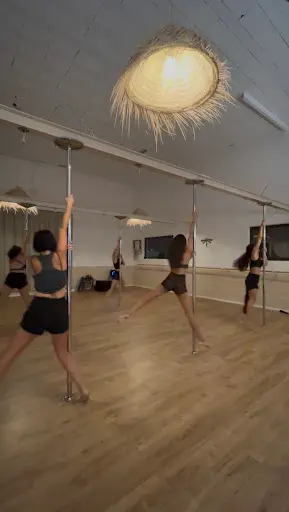 Studio Pole Kiss